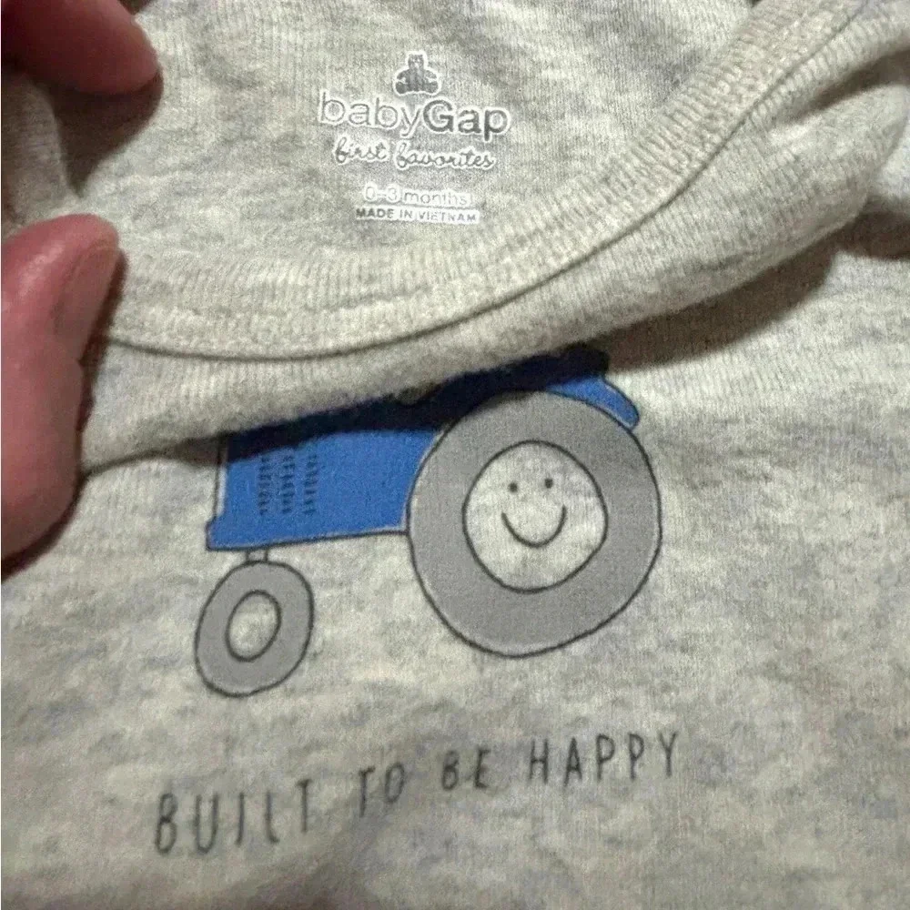 NWOT 0-3 month “Built to Be Happy” grey SS onesie.